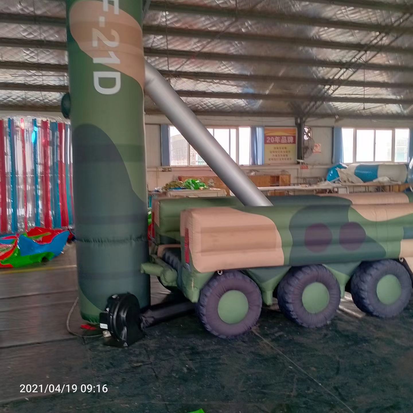 连云军事演习中的充气目标车辆：模拟发射车雷达车坦克飞机